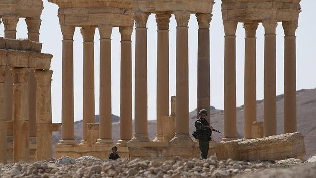 Un soldado ruso patrulla las ruinas de la antigua ciudad de Palmira