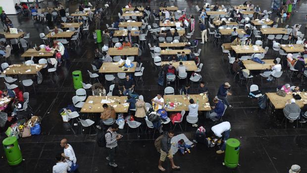 Refugiados instalados en un pabellón de exposiciones en Munich, en una imagen de archivo