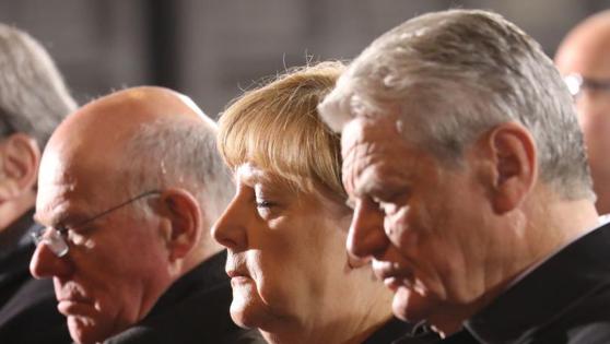 De izquierda a derecha, el presidente alemán Joachim Gauck, la canciller alemana Angela Merkel y el presidente del Bundestag, Norbert Lammert, en la misa homenaje a las víctimas