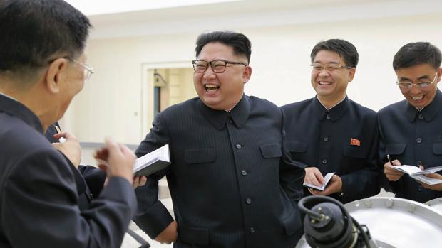 El dictador norcoreana posa junto a una bomba de hidrógeno