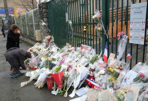 Decenas de ramos de flores, frente a la gendarmeria de Carcasona, a la que pertenecia el teniente coronel Arnaud Beltrame