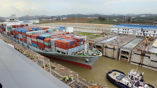 Un buque realiza un tránsito de prueba por la ampliación del canal de Panamá