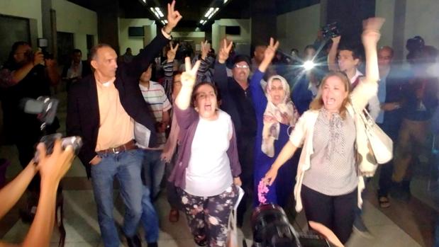 Varios activistas protestan a la salida de la sala del Tribunal de Apelaciones de Casablanca