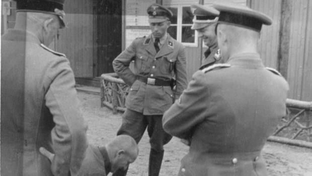 Un grupo de soldados nazis ante un prisionero arrodillado en Sachsenhausen