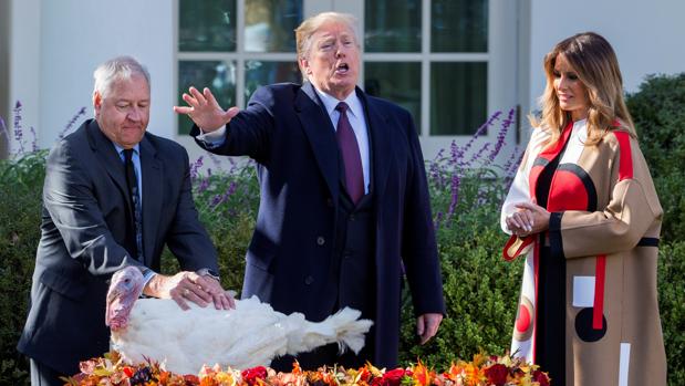 Los Trump a las puertas de la Casa Blanca, durante el indulto del pavo
