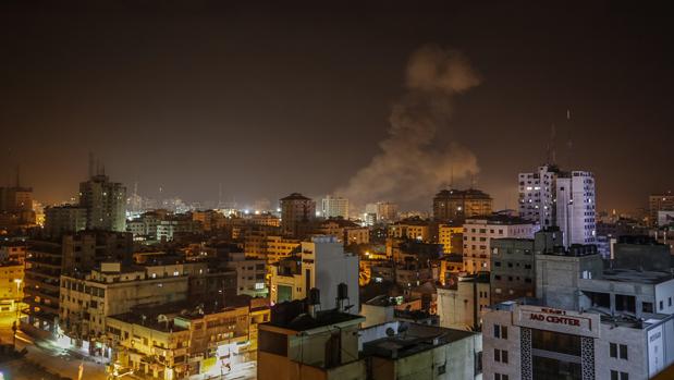 La ciudad de Gaza anoche durante los bombardeos