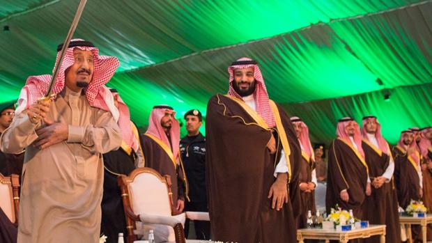 El Rey Salman (izquierda) y su hijo el Príncipe Heredero, Mohamed bin Salman, el pasado año
