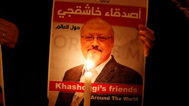 Un manifestante sostiene un cartel con una foto del periodista saudí Jamal Khashoggi