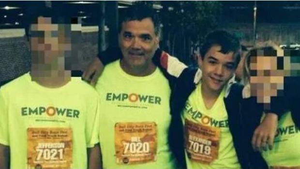 Imagen del multimillonario fallecido junto a su hijo Alexander