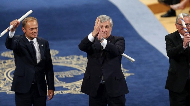 Tusk, Tajani y Juncker (de izquierda a derecha) serán relevados al frente del Consejo, la Eurocámara y la Comisión Europea