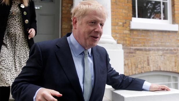 Boris Johnson sale de su casa este jueves en Londres