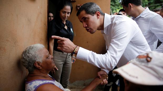 El presidente interino de Venezuela charla con una vecina de la localidad de Cúa