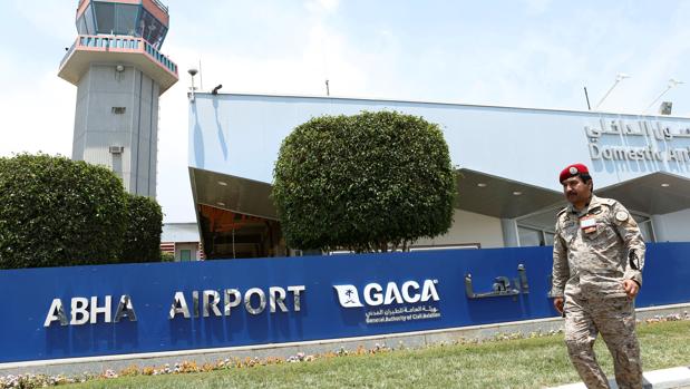 Un guardia de seguridad vigila el perímetro del Aeropuerto Internacional de Abha, atacado la semana pasada