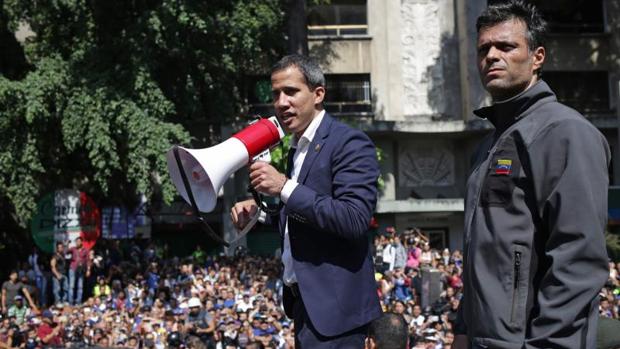 Juan Guaidó junto a Leopoldo López durante el levantamiento del pasado 30 de abril