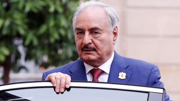 El jefe del Ejército libio, el mariscal Jalifa Hafter, a su llegada a un congreso internacional sobre Libia, en el Palacio del Elíseo de París, Francia