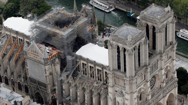 Vista aérea del techo dañado de Notre Dame, durante los trabajos de restauración