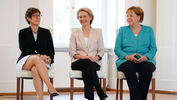 AKK (izquierda), Von der Leyen (centro) y Merkel (Derecha)