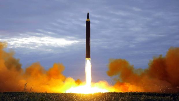 Lanzamiento de un misil balístico de alcance intermedio por Corea del Norte en 2017