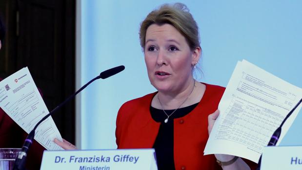 La ministra Franziska Giffey durante la presentación de una ley de apoyo a las familias
