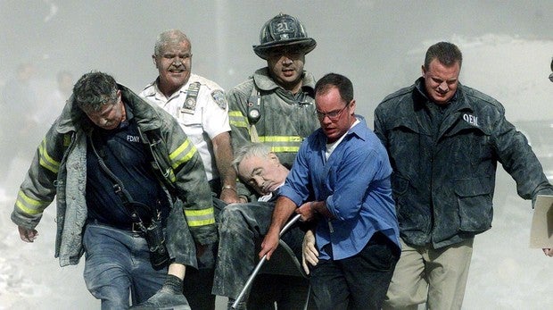 Bomberos y personal de rescate evacuan a uno de los heridos en las Torres Gemelas, el 11 de septiembre de 2001