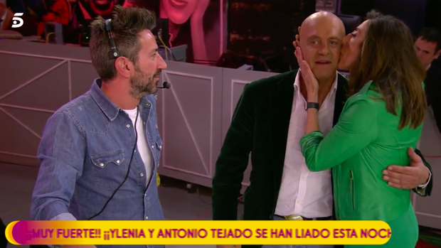 Paz Padilla besa a Kiko Matamoros en 'Sálvame'.