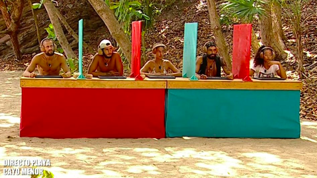 Concursantes de 'Supervivientes' haciendo el test de cultura.