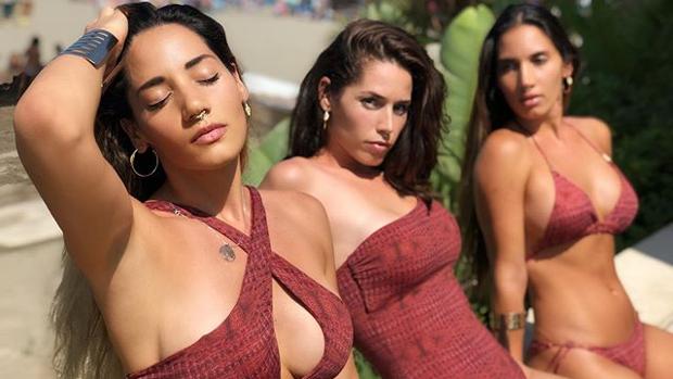 India Martínez (i), junto a sus hermanas.