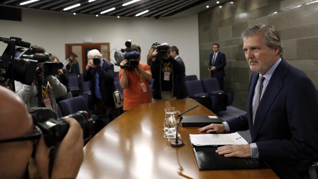 El portavoz del Gobierno y ministro de Educación, Cultura y Deporte, Íñigo Méndez de Vigo, durante la rueda de prensa que ha ofrecido tras la reunión del Consejo de Ministro