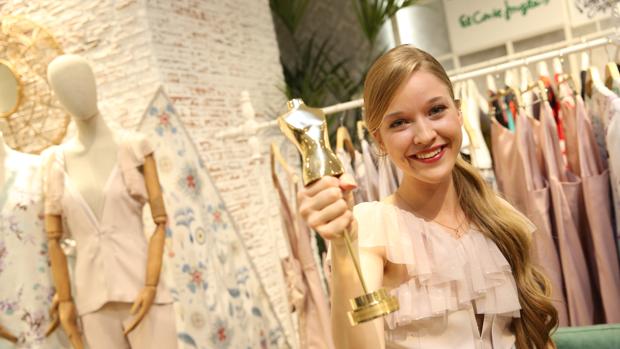 Alicia posa con el trofeo del concurso