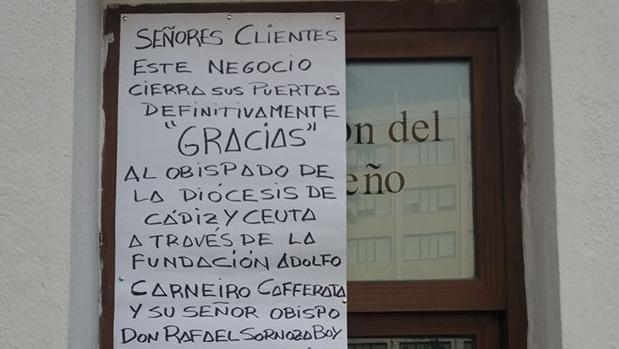 Cartel que ha colocado Madueño en la fachada de su taberna.