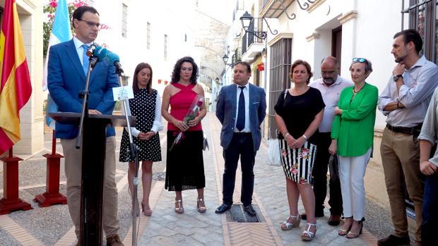 Familiares y autoridades municipales durante el acto de homenaje en la calle Monjas