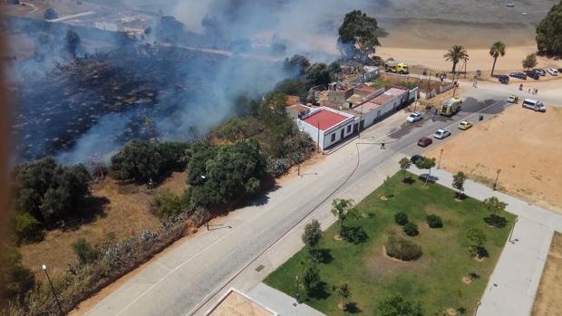 El incendio ha podido ser controlado por los bomberos antes de alcanzar la zona de viviendas.
