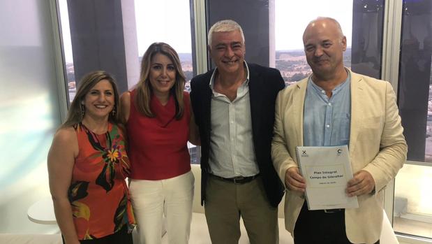 Las coordinadoras contra la droga y las presidenta de la Junta y Diputación de Cádiz tras la reunión mantenida este lunes.