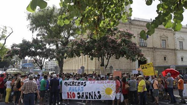 Una reciente protesta de padres contra las altas temperaturas en los colegios