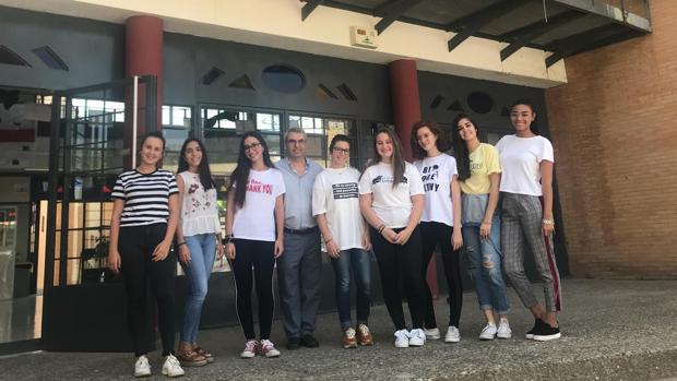 Las alumnas premiadas juntos al profesor a las puertas del institutoLa Campiña