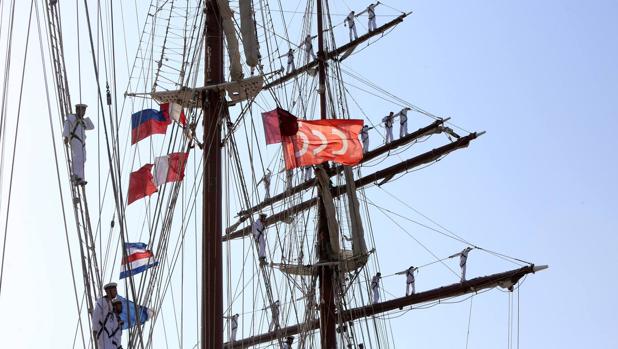 El gallardete conmemorativo del V Centenario ondeando en el buque escuela Juan Sebastián de Elcano.