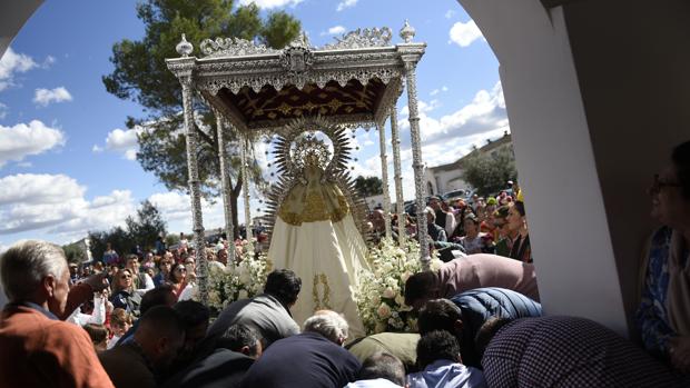 Bollullos se volcó este domingo con su patrona en la romería de Cuatrovitas con más de veinte mil peregrinos