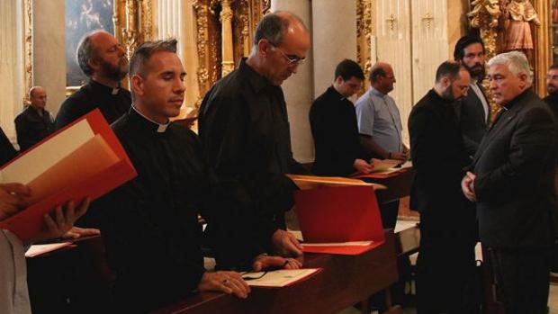 Ibarra Marín, a la izquierda, se ha hecho pasar por sacerdote 18 años según denuncia la archidiócesis de Colombia