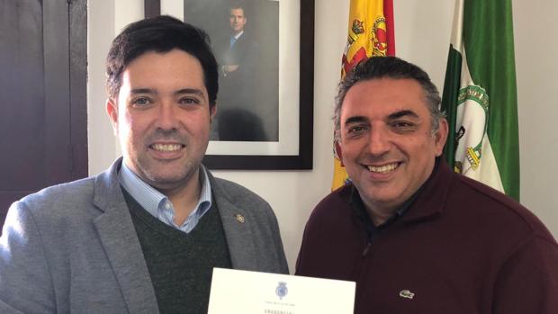 El alcalde de Lora, Antonio Enamorado (izquierda) y el concejal Miguel Ángel Nogales junto con la carta de la Casa Real