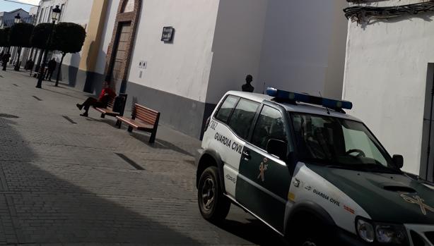 Una patrulla de la Guardia Civil, en el convento donde entraron los ladrones.
