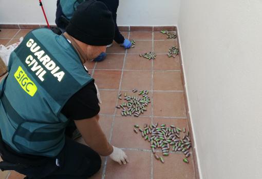 Algunas de las bellotas de hachís intervenidas.
