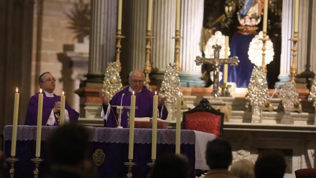 La misa estuvo presidida por el canónigo BalbinoReguera.