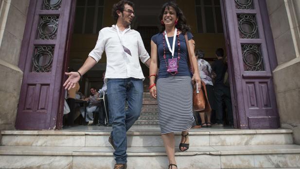 El alcalde de la ciudad, junto con su pareja y líder de Podemos en Andalucía.
