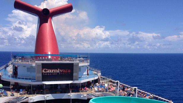 Zona de atracciones del 'Triumph' con la chimenea al fondo en forma de cola de ballena