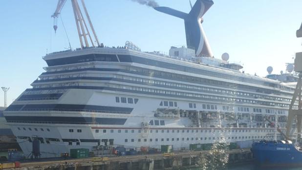 Imagen del crucero 'Triumph', de Carnival, en el dique cuatro del astillero de Cádiz