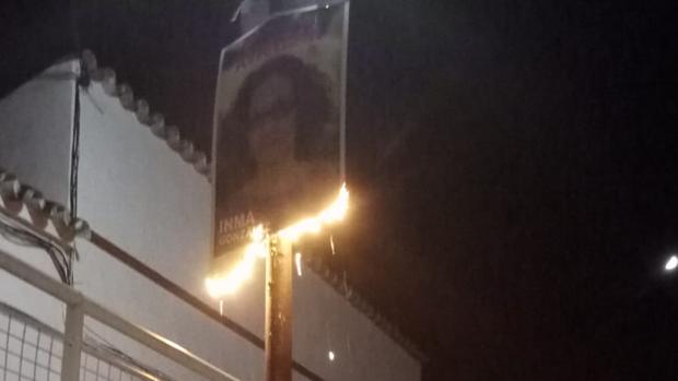 Cartel quemado la noche del sábado en la calle Blas Infante de Castilblanco de los Arroyos