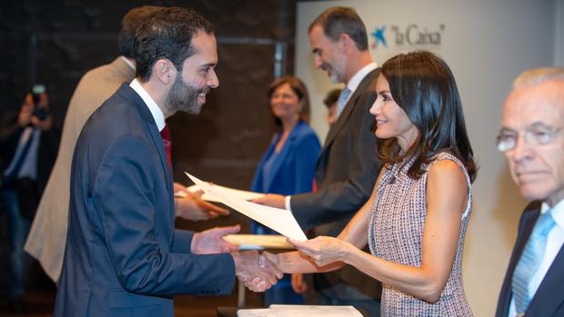 Javier Moreno Rivero recibe de mano de la reina Leticia su beca de posgrado en el extranjero.