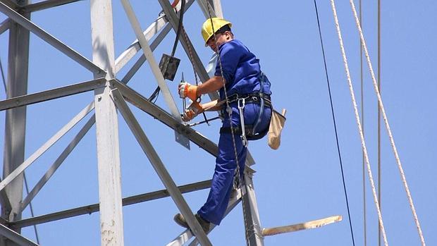 Un operario de Endesa revisa una de las líneas aéreas en la provincia de Sevilla