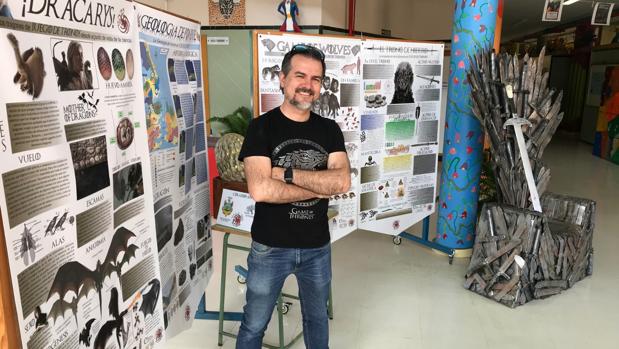 Carlos Lobato delante de la exposición que sus alumnos han organizado en torno a la serie «Juego de Tronos»