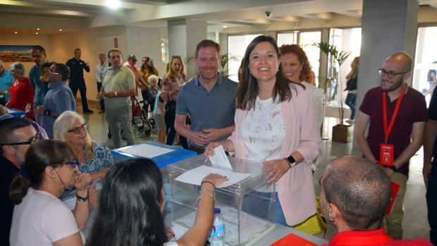 Patricia Cavada vota durante la jornada electoral del 26-M.